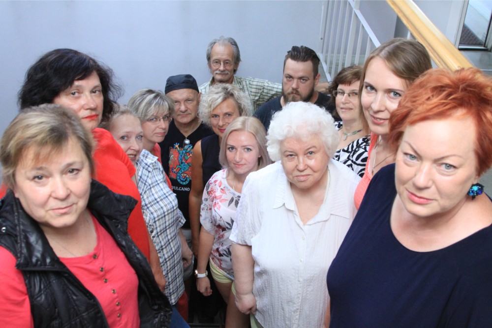“Vakara romānu autori”un žūrija, no kreisās: Dzintra Šulce, Maija Krekle, Sandra Švarca, Evija Veide, Aivars Eipurs, Inguna Dimante, aizmugurē Gunārs Vīķelis, Jānis Valks, Linda Kusiņa-Šulce, 1. rindā Andra Rušmane, Monika Zīle, Ligita Paegle-Muceniece, Rolande Bebere.
