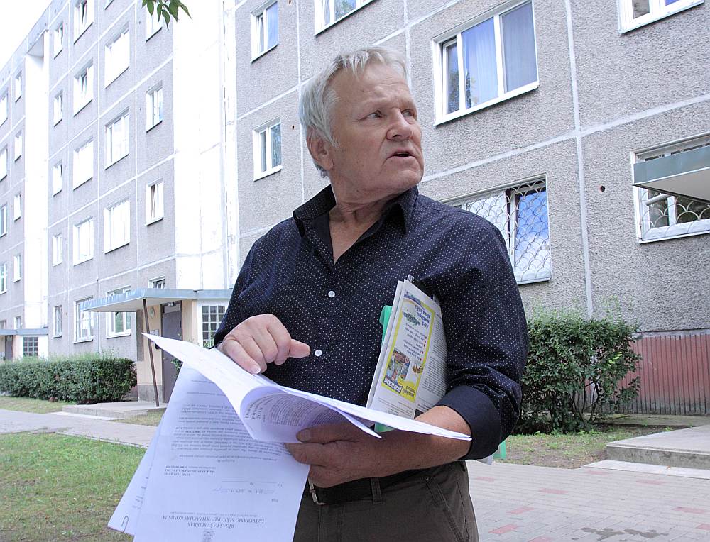 Maskavas ielas 303. nama vecākais Jānis Veitmanis: “Ar šo pašvaldības zemes izpirkšanu iznāks vēl lielāka putra. Maksājumu rēķiniem iedzīvotājiem būs vēl grūtāk izsekot nekā līdz šim.”