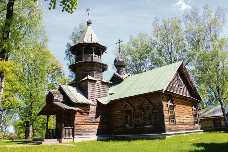 Krievu koka arhitektūras tradīcijās ieturētā Kārsavas Sirdsskaidrās Eufrosīnijas pareizticīgo baznīca.