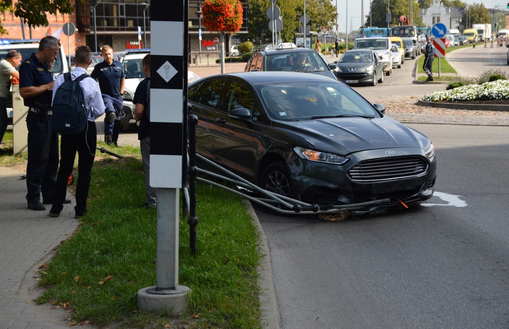 Liepājā pie koncertzāles “Lielais dzintars” autovadītāja narkotiku reibumā iebrauc barjerā, 07.09.2018.