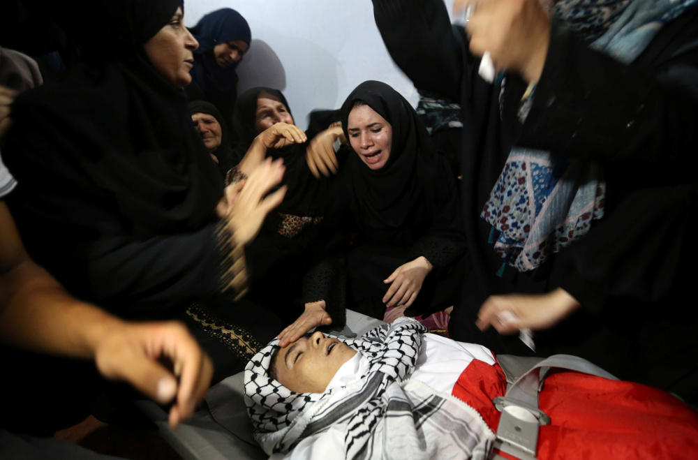 Nogalinātā palestīniešu pusaudža Belala Halifa tuvinieces sēro pie viņa zārka.