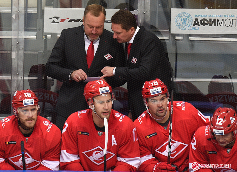 Mārtiņš Karsums (pirmais no kreisās) un Kaspars Daugaviņš (otrais no labās) uz “Spartak” soliņa.