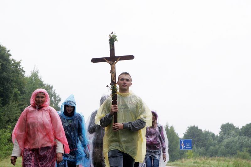 Svētceļnieki dodas uz Aglonu, lai piedalītos Vissvētākās Jaunavas Marijas debesīs uzņemšanas svētkos.