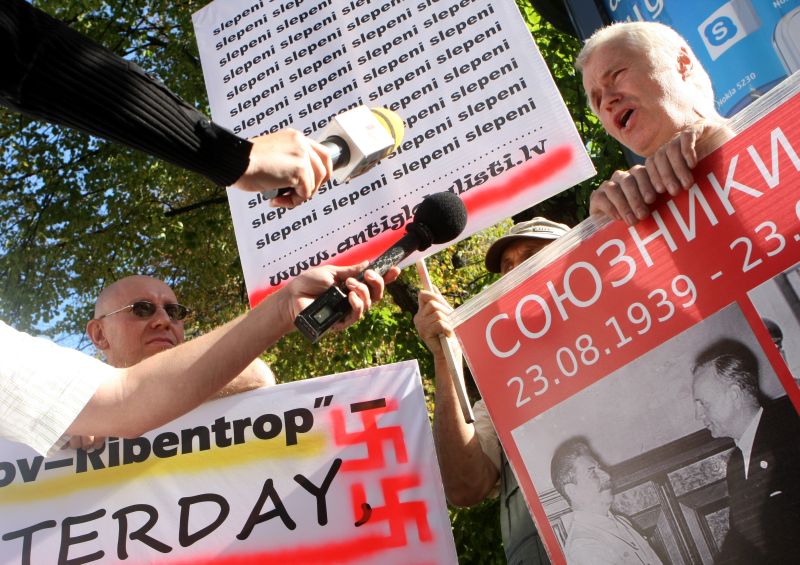 Biedrības ”Antiglobālisti” rīkotais mītiņš, kurā pauž nosodījumu Molotova-Ribentropa paktam un citiem slepeniem līgumiem.