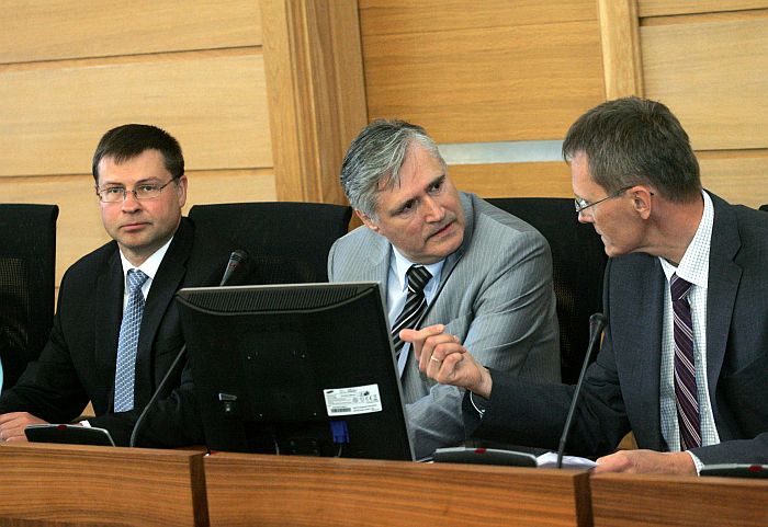 Ministru prezidents Valdis Dombrovskis (no kreisās), Latvijas Pašvaldību savienības (LPS) priekšsēdētājs Andris Jaunsleinis un finanšu ministrs Andris Vilks piedalās LPS ārkārtas domes sēdē, kurā apspriež šā gada plānotos budžeta grozījumus.