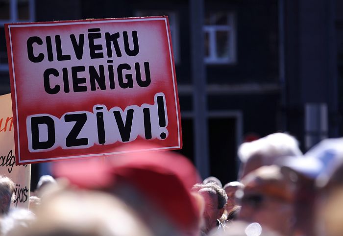 Cilvēki piedalās Latvijas Pensionāru federācijas rīkotajā Vislatvijas pensionāru akcijā “Par pensionāru tiesībām” Strēlnieka laukumā.