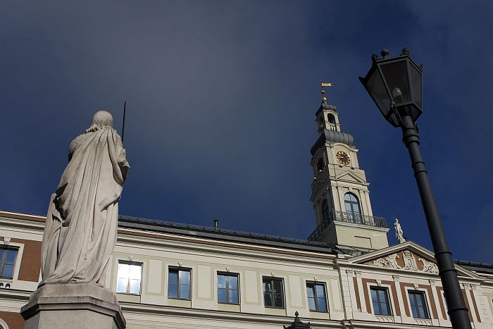 Rolanda statuja un Rīgas domes ēka.