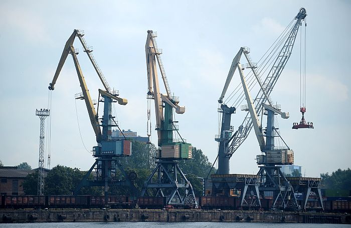 Ceļamkrāni Rīgas ostā.
