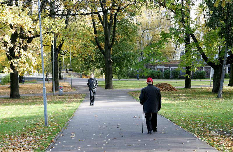 Cilvēki rudenī Kronvalda parkā.