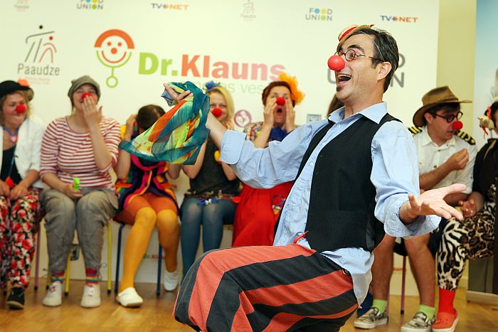 Pieredzējušais medicīnas klauns (priekšplānā) sveic Latvijā pirmos profesionālos dakterus-klaunius izlaidumā Bērnu klīniskās universitātes slimnīcā.