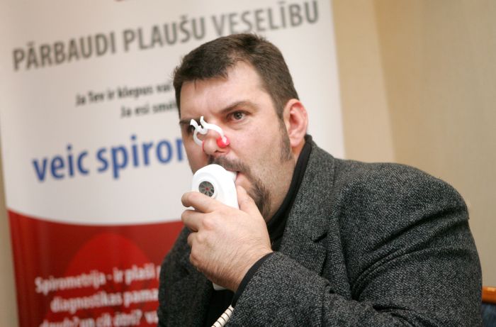 Pasākuma moderators Juris Šteinbergs piedalās preses konferencē, kas veltīta pasaulē un Latvijā pirmajai Pasaules Spirometrijas dienai.
