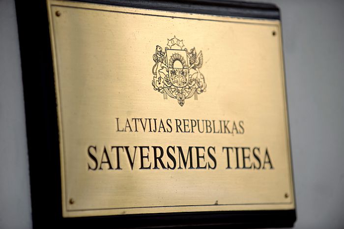 Plāksne pie Satversmes tiesas.