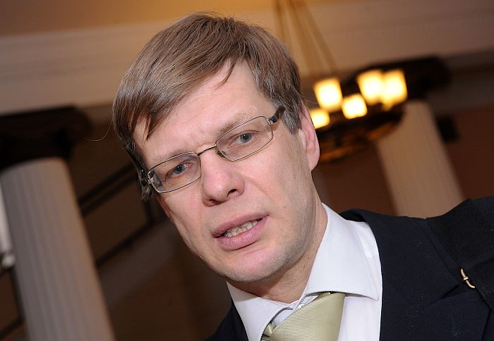 Vides aizsardzības un reģionālās attīstības ministrs Einārs Cilinskis atbild uz žurnālistu jautājumiem pēc jaunās valdības pirmās sēdes.