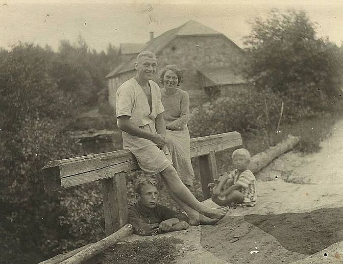 Jānis Mednis ar sievu Olgu un vecākajiem bērniem. Jānis dzirnavas modernizēja, 1937. gadā no Kukaiņa firmas Rīgā nopirka ūdens turbīnu. Kad 3000 latu bija izmaksājis, viņu un ģimeni izsūtīja uz Sibīriju.