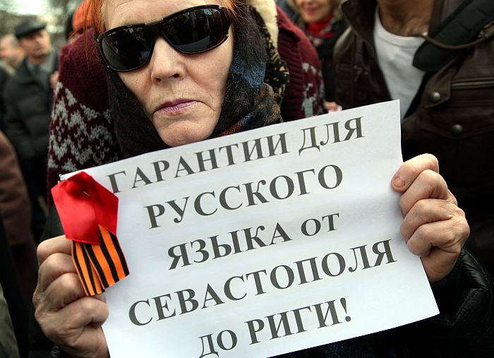Pie Vācijas vēstniecības notiek partijas “Par cilvēka tiesībām vienotā Latvijā” rīkotais pikets “Krimas atbalstam, lai solidarizētos ar Krimas tautu” un pie reizes pieprasītu “garantijas krievu valodai no Sevastopoles līdz Rīgai”.