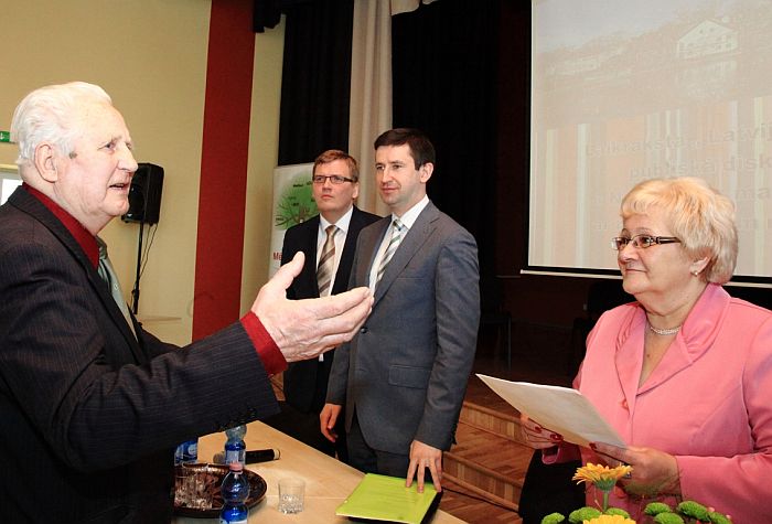 Ainis Līdums, kurš diskusijā vaicāja: “Kādu ceļu izvēlēties Latvijai – Singapūras, Īrijas vai Izraēles?”, tās noslēgumā piegāja pie politiķiem un pieprasīja vēl stingrāku politisku atbalstu Ukrainai. Viņu uzklausa Aija Barča (no labās), Vjačeslavs Dombrovskis un Juris Pūce.