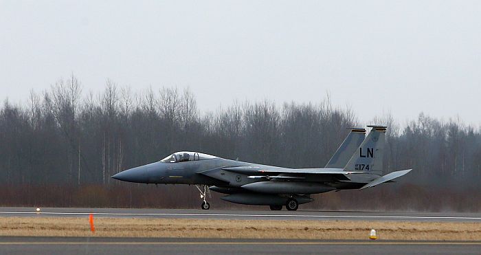 Lidmašīna F-15C Eagle militārajā lidostā Lietuvā