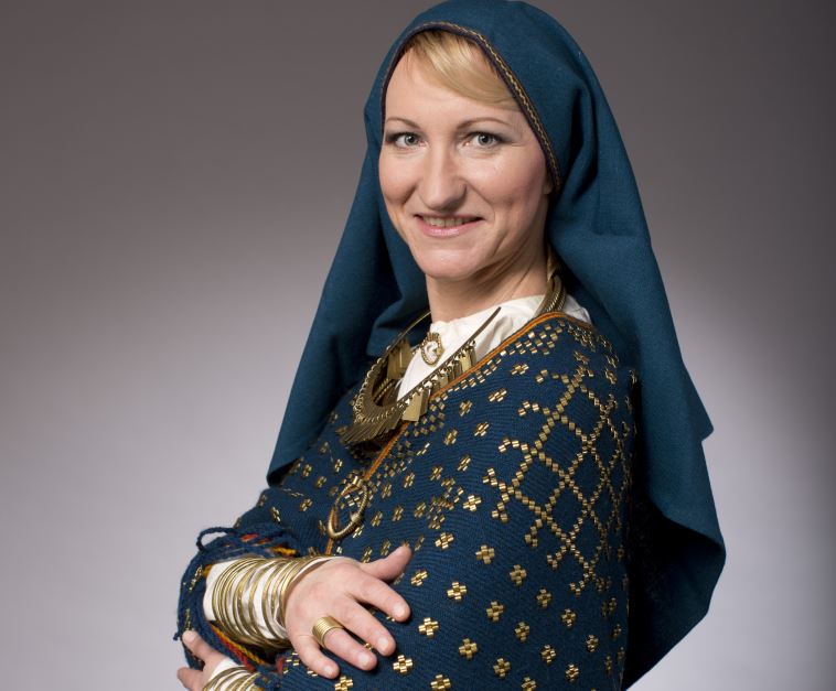 Kultūras ministre tautastērpā.