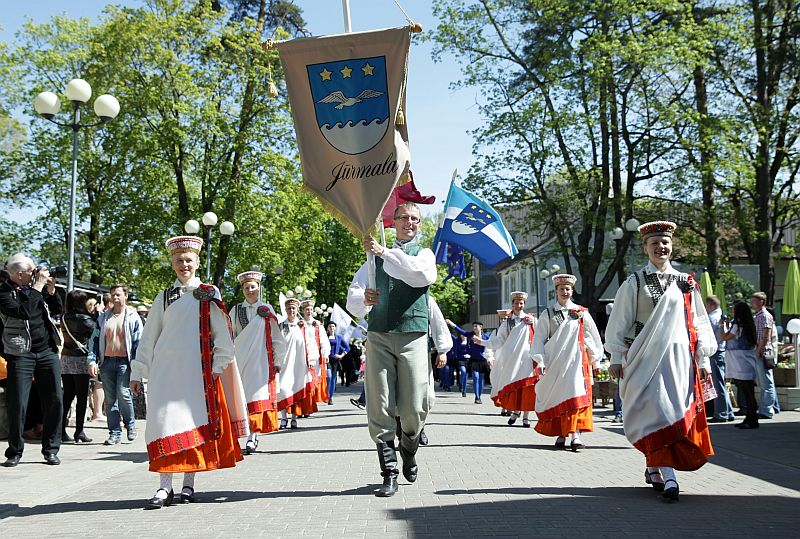 Svētku gājiens pa Jomas ielu Jūrmalas pilsētas kūrorta sezonas atklāšanā.