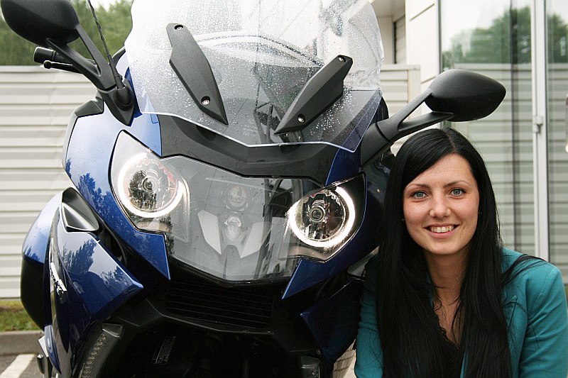 Kā lai neiemīlas šajās acīs! “BMW K1600GT” tehnikai piešķirts kaut kas no dzīvās dabas (“BMW” salona darbiniece Klinta Alsvika).