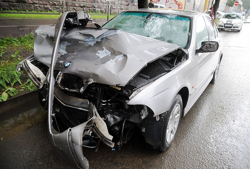 Ceļu satiksmes negadījumā cietusī “BMW” markas automašīna pie Gaisa tilta.
