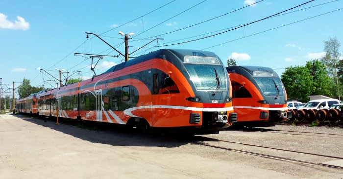 Šveices kompānijas “Stadler Bussnang” Polijā ražotie un Igaunijas pasažieru pārvadātājam “Elron” 2013. un 2014.gadā piegādātie “FLIRT” vilcieni Tallinas pasažieru vilcienu depo.