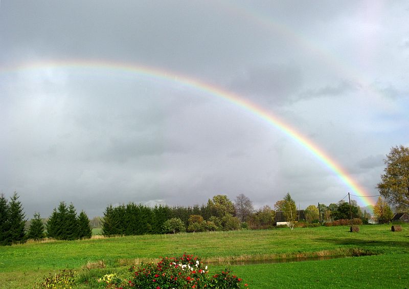 Lauku ainava ar varavīksni.