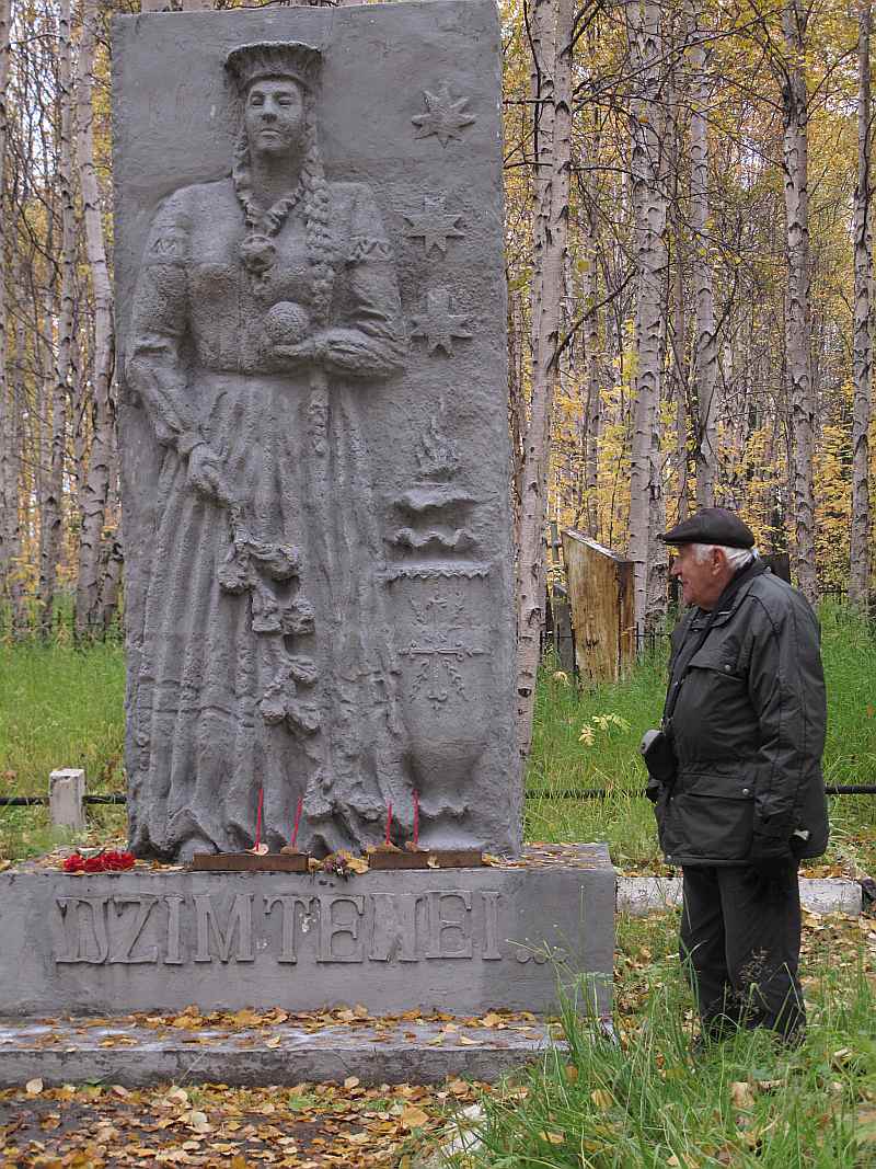 Sibīrijas ceļotāji Intā godināja gulaga nometnēs ieslodzīto latviešu piemiņu. Attēlā – Vilnis Kreilis pie pieminekļa ar nosaukumu “Dzimtenei”, kas veidots pēc represētā Edvarta Sidraba ieceres. Ap divarpus metru augstajā mākslīgā akmens veidojumā attēlota Māte Dzimtene, kurai rokās ozola zars, kas simbolizē izturību, un dzijas kamols – mūžīgās piemiņas un līdzjūtības zīme.