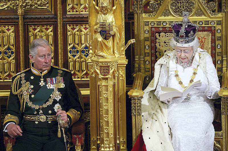 Karaliene Elizabete II ar tradicionālo troņa runu, kurā noteikti valdības galvenie uzdevumi, šā gada jūnijā Vestminsteras pilī atklāj britu parlamenta kārtējo sesiju, Velsas princim Čārlzam klātesot.