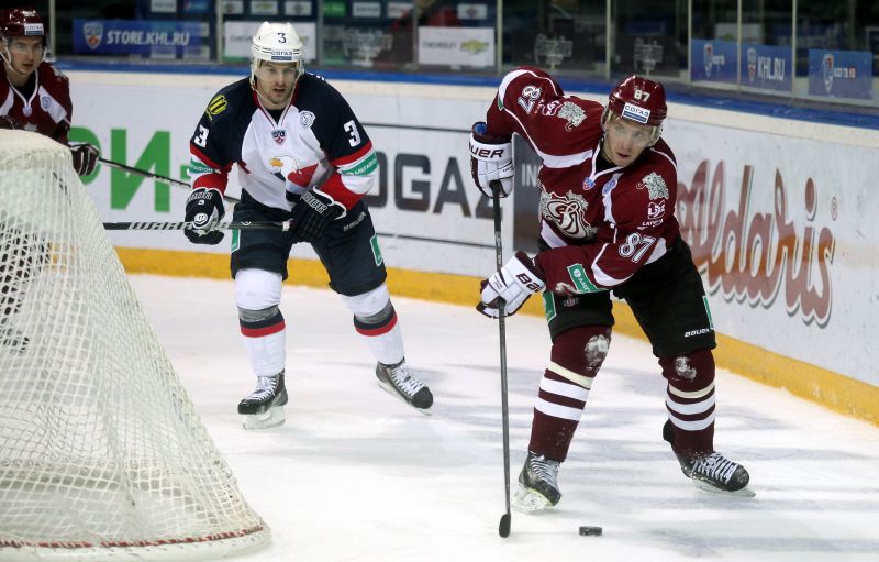 Rīgas “Dinamo” spēlētājs Gints Meija (nr.87, sarkans) un Bratislavas “Slovan” spēlētājs Martins Štajnočs (nr.3, balts) Kontinentālās hokeja līgas spēlē “Arēnā Rīga”.