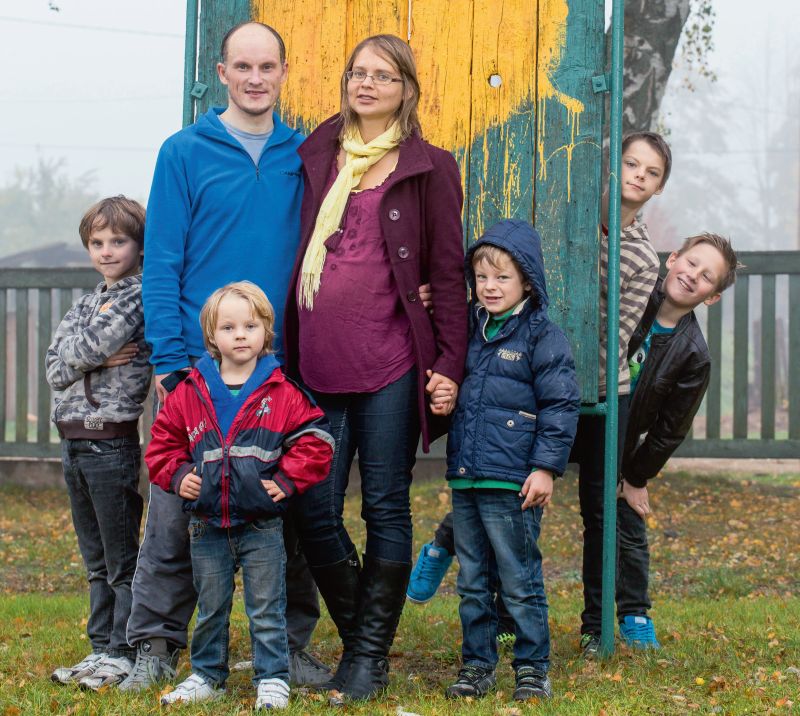 Rodertu ģimene oktobra vidū, vēl pirms sestās atvases piedzimšanas. No kreisās: Filips (9), tētis Ansis ar Artūru (4), mamma Jana, Arvils (6), aizmugurē – Ervins (13) un Kārlis (10).