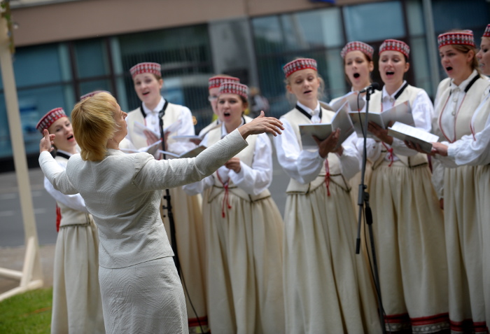 Koncertā piedalījās arī koris “Balta” Māras Marnauzas vadībā.