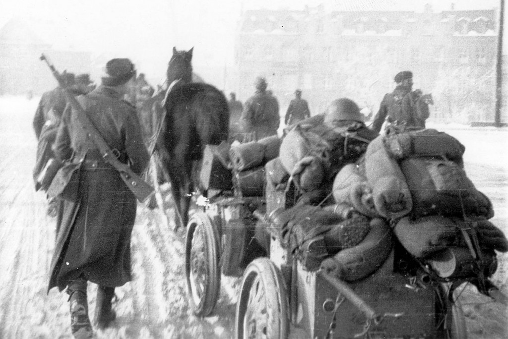 15. latviešu divīzijas 32. grenadieru pulka karavīri ceļā uz Imenheimu. 1945. g. janvāris.