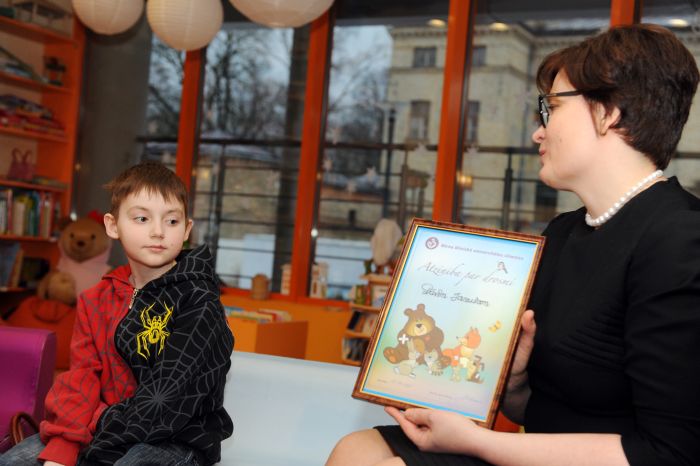 Deviņgadīgais pacients Dāvis un Bērnu Klīniskās universitātes slimnīcas valdes locekle Zane Straume piedalās preses konferencē Bērnu klīniskās universitātes slimnīcā, kurā tiek sniegta informācija par ārstniecību Filadelfijas Bērnu slimnīcā.