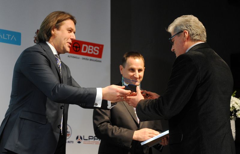 Apdrošināšanas sabiedrības “Balta” valdes loceklis Deivids Raipa (no kreisās) un Satiksmes ministrijas Autosatiksmes departamenta direktors Tālivaldis Vectirāns pasniedz balvu SIA ”Ventspils reiss” pārstāvim uzņēmuma “Balta” gada balvas “Drošākais uzņēmuma autoparks 2014” uzvarētāju apbalvošanas ceremonijā.