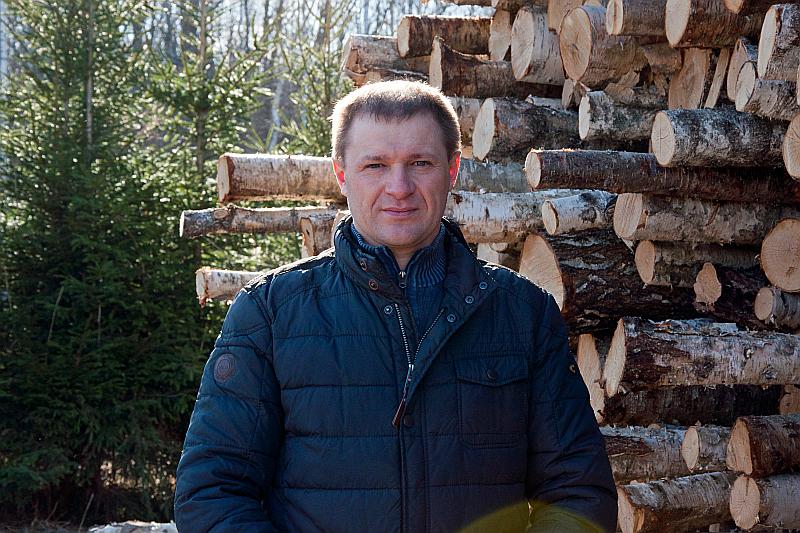Uzņēmējs Māris Sinijs, kas Rēzeknes pusē nodarbojas ar kokmateriālu iepirkšanu un mežizstrādi, stāsta, ka Krievijas un arī Baltkrievijas mežizstrādātāji ļoti aktīvi meklē iespējas pārdot koksni Latvijā.