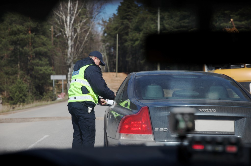 Valsts policijas ekipāža kontrolē atļautā braukšanas ātruma ievērošanu pie Baltezera ātruma kontroles maratona laikā, kas Latvijā norisinās pirmo reizi.