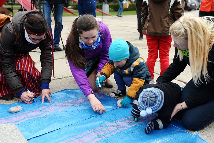Cilvēki raksta novēlējumus “Lielās Talkas 2015” ieskaņas pasākumā Esplanādē pie Raiņa pieminekļa.