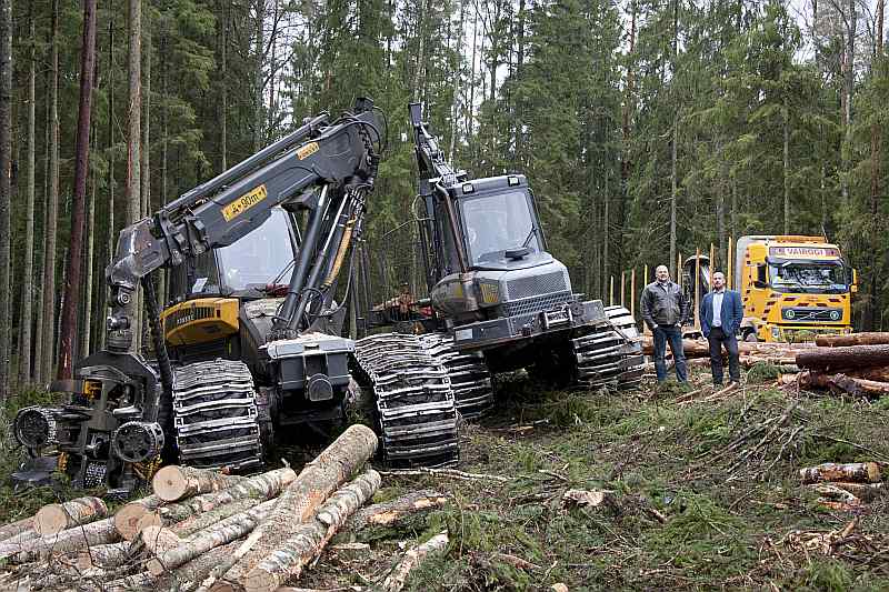 Zemnieku saimniecībā “Vairogi” forvarderiem un harvesteriem izgatavotās atbalsta ķēdes ļauj saudzīgi, mazāk traumējot augsni, izstrādāt cirsmas arī staignās augsnēs.