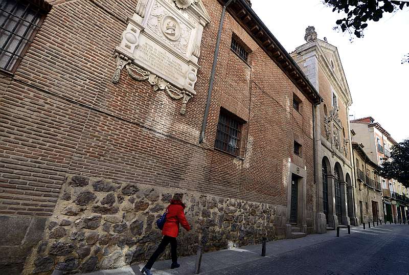 Baskāju Karmela ordeņa māsu klosteris, kur apbedīts Servantess, atrodas Madridē, Lopes de Vegas ielā.