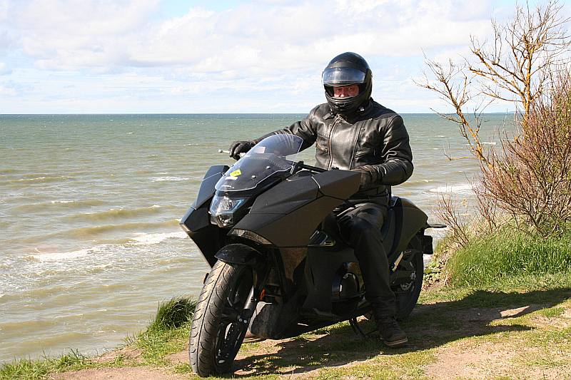 Zvērināts čoperists Aldis Klešniks uz avangardiskā “Honda Vultus NM4”. Labi piestāv skarbajam Jūrkalnes jūras krastam.