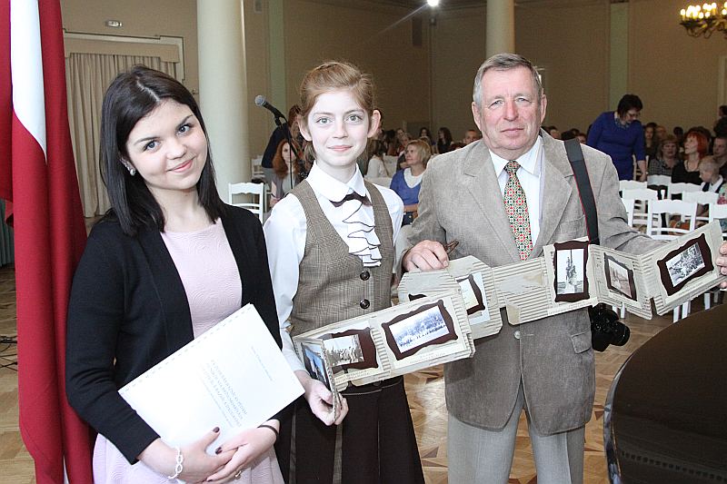 Daugavpils jaunā un pieredzējusī novadpētnieku paaudze – Anastasija Saveļjeva (no kreisās), Darja Čertova un Jurijs Čertovs.