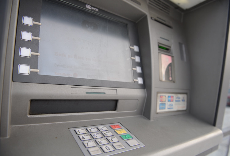 ”Swedbank” bankomāts.