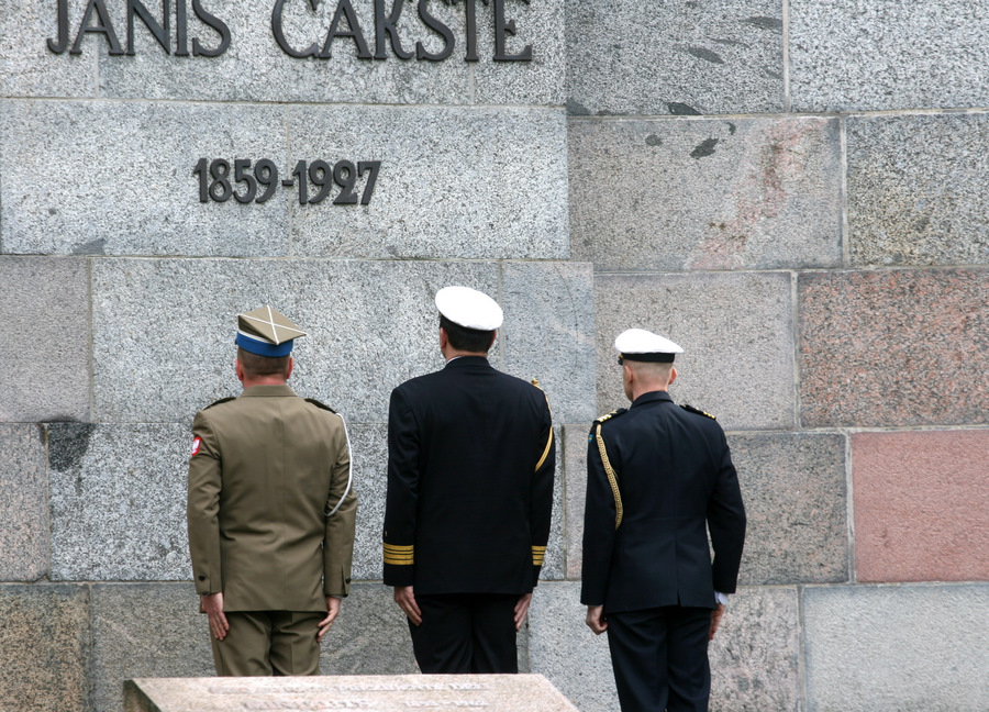 Pie Jāņa Čakstes pieminekļa Rīgas Otrajos Meža kapos notiek ziedu nolikšanas ceremonija par godu Satversmes sapulces sasaukšanas 95.gadadienai.