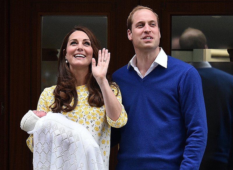 Londonā pie Svētās Marijas slimnīcas durvīm Kembridžas hercogs Viljams un hercogiene Keita savu jaundzimušo meitu plašākai sabiedrībai parādīja jau desmit stundas pēc bērna nākšanas pasaulē.