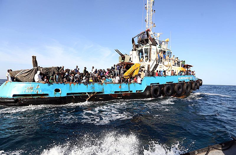 Maija sākumā Lībijas krasta apsardzei izdevās pārtvert piecus kuģus, ar kuriem uz Eiropu mēģināja tikt aptuveni aptuveni piecsimt migrantu. Pārsēdināti Lībijas krasta apsardzes kuteros (attēlā), viņi tika atgriezti zemē, no kuras sāka bīstamo ceļojumu pāri Vidusjūrai.