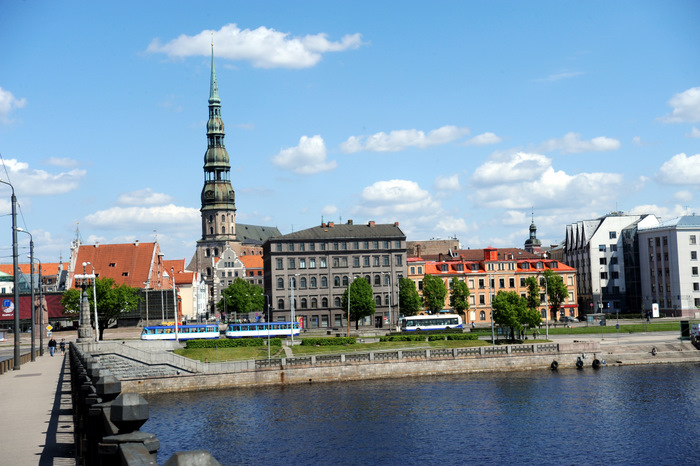 Skats uz Vecrīgu un Daugavu no Akmens tilta.