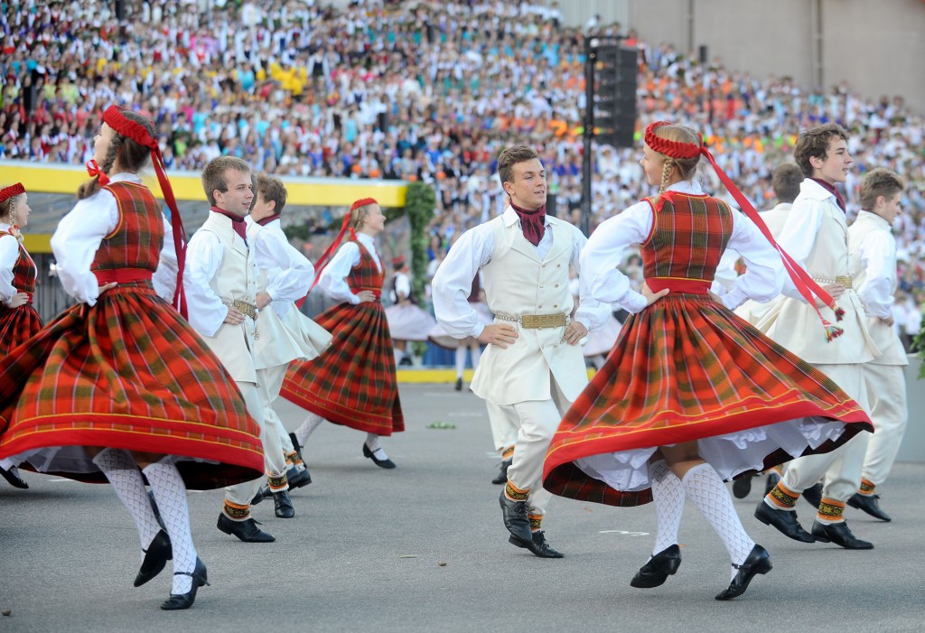 XI Latvijas skolu jaunatnes dziesmu un deju svētku noslēguma koncerts “Manā dziesmā tu…” Mežaparka Lielajā estrādē.