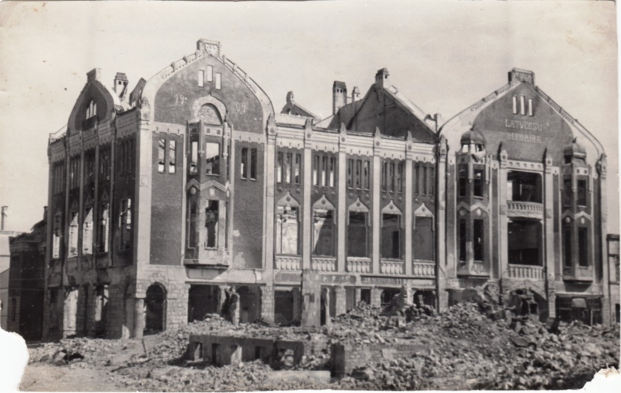 Izpostītā Jelgavas Latviešu biedrības ēka. 1944./45. gads.