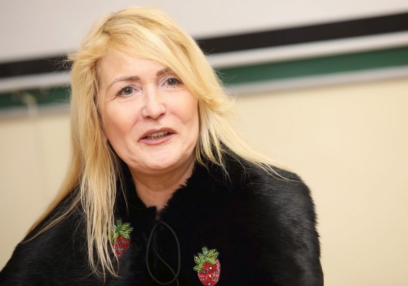 Rīgas Stradiņu universitātes studiju programmas “Uzturs un uzturzinātne” vadītāja, Latvijas Diētas un uztura speciālistu asociācijas valdes priekšsēdētāja Lolita Neimane piedalās preses konferencē, kurā prezentē datorspēli “Veselībnieks” kā alternatīvu veselības mācībai.